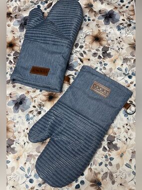 COOK'S Denim Blue Oven Mitts Set - Pair NEW

NICE!